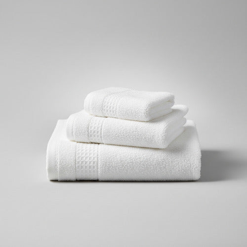 Toallas blancas centrada, en un fondo neutro. 